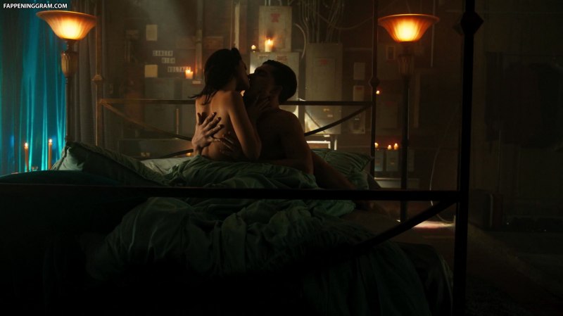 Eiza Gonzalez постельная сцена