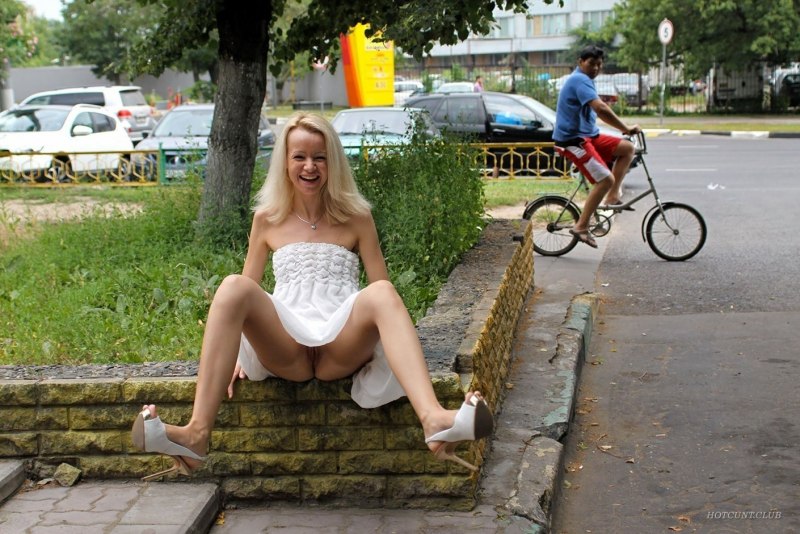 Девушки без трусиков на улице