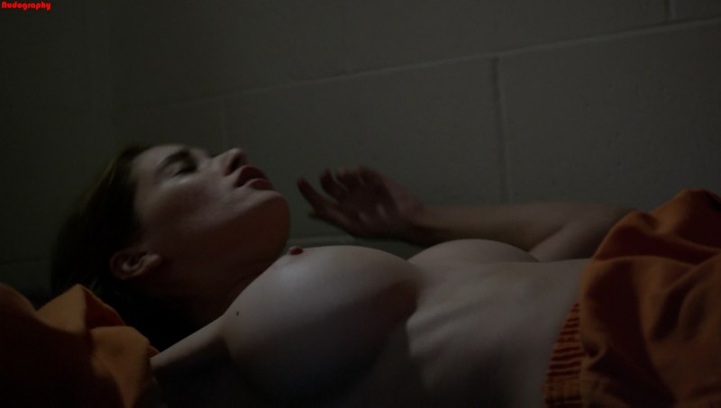 Хейли Этвелл черное зеркало сцены 18