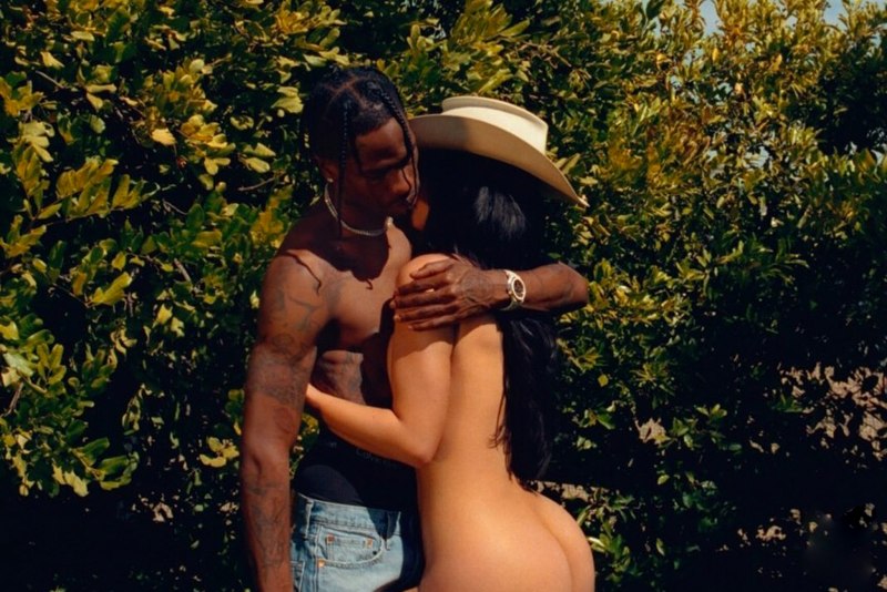 Трэвис Скотт голый