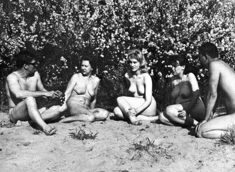 Голые женщины на пляже ретро