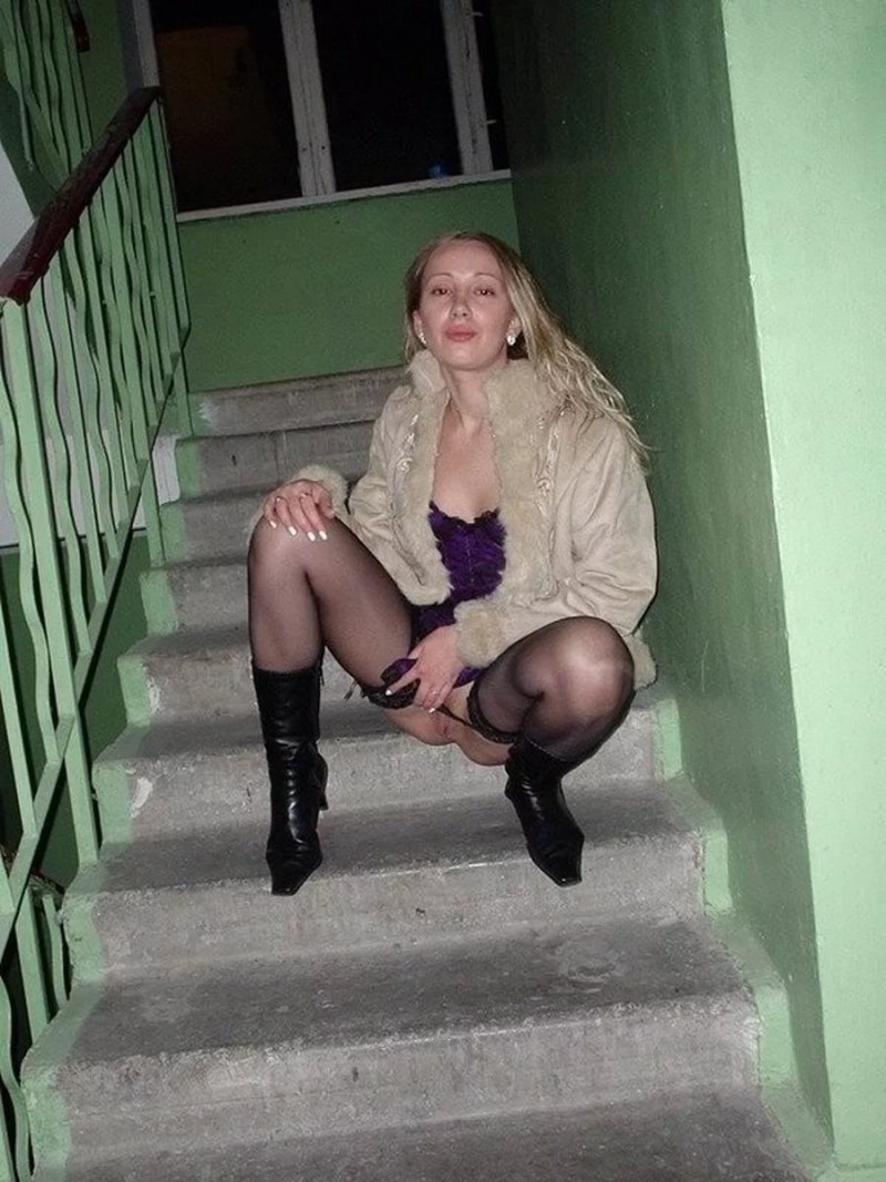 Волосатая в подъезде голая