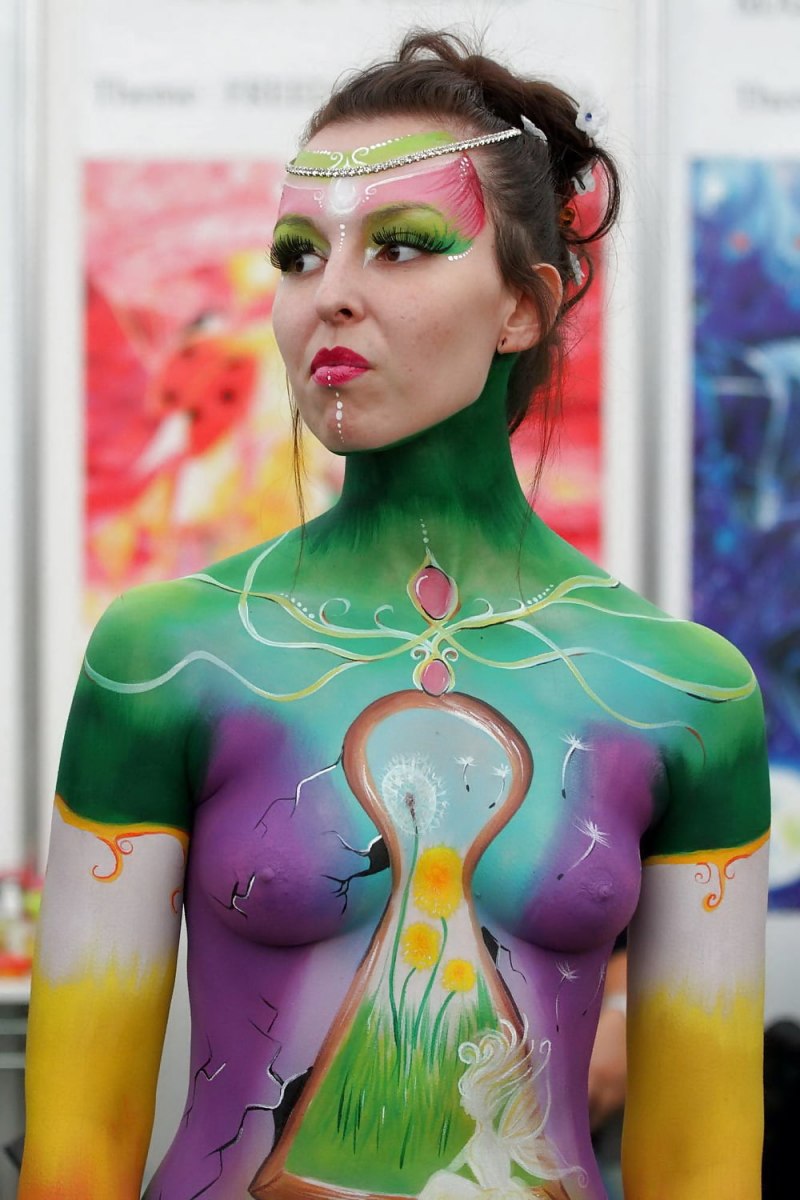 Голая в краске бодиарт