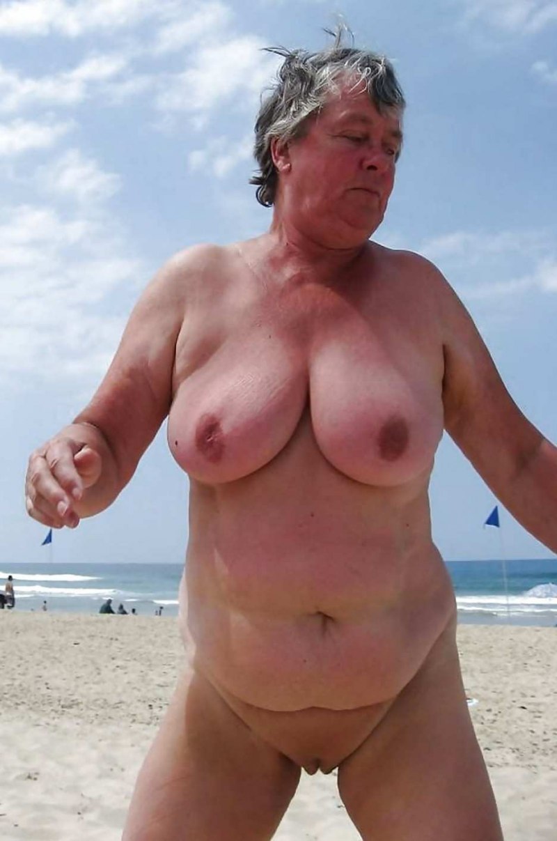 Голые пожилые женщины на пляже