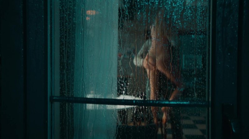 Арина Постникова курит