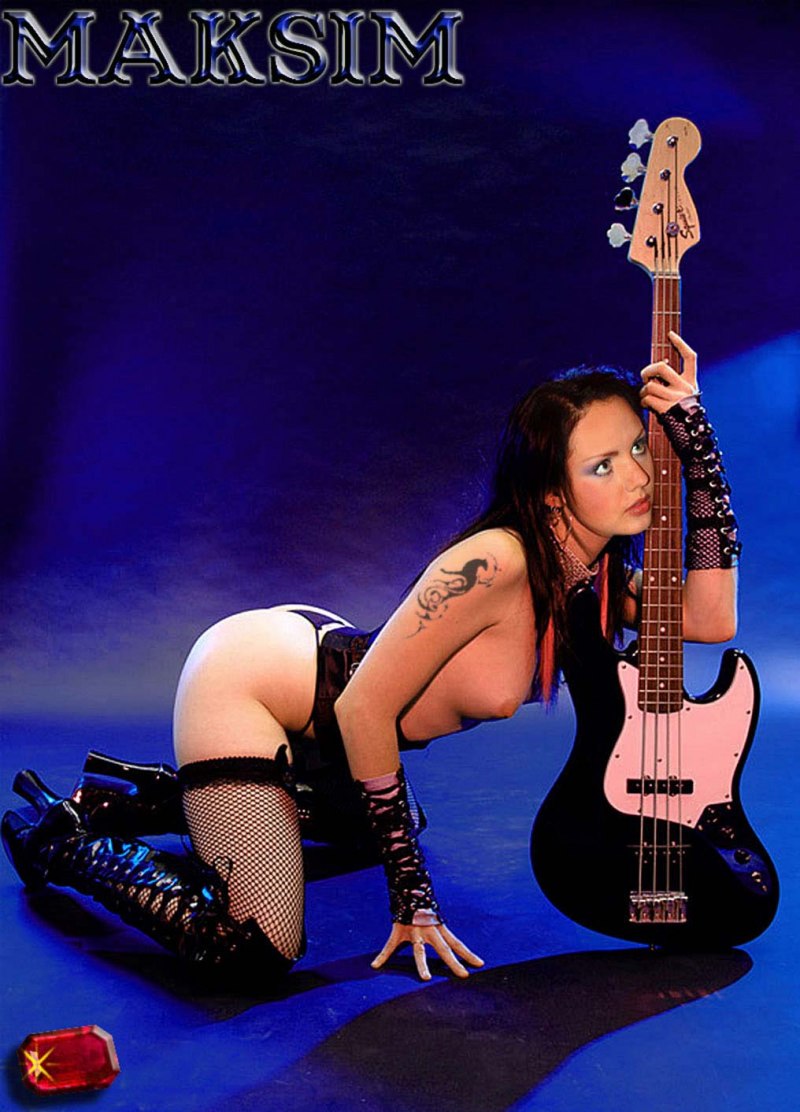 Рок вокалистка с голой грудью