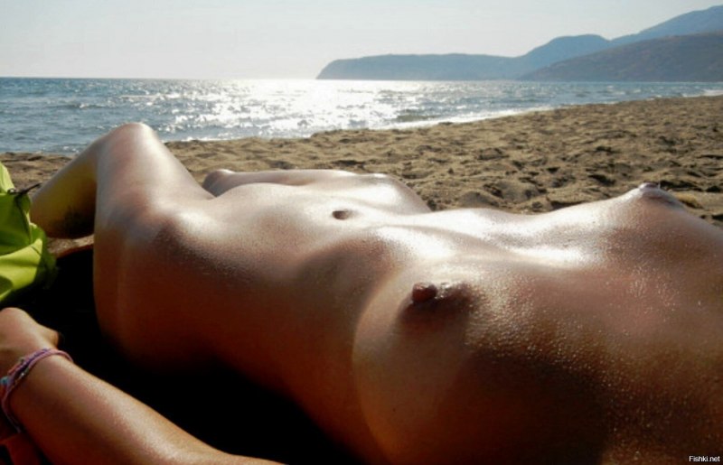 Девушки загорают голышом