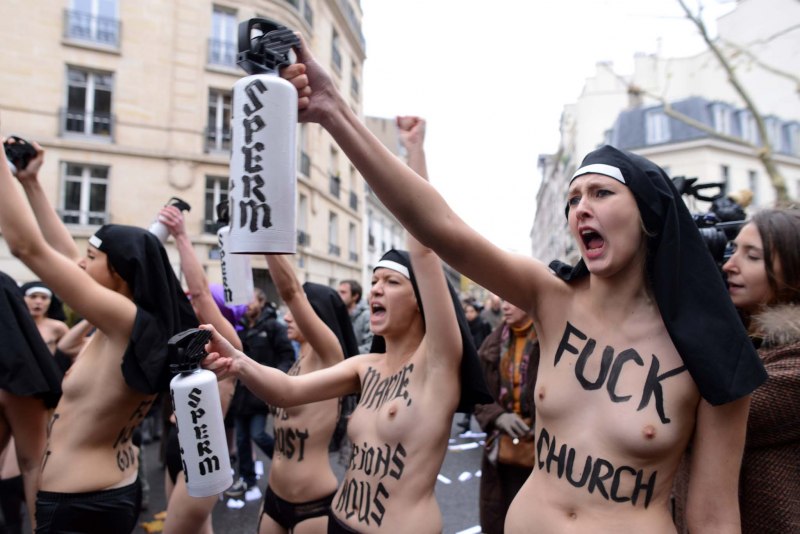 Голые женщины протестуют