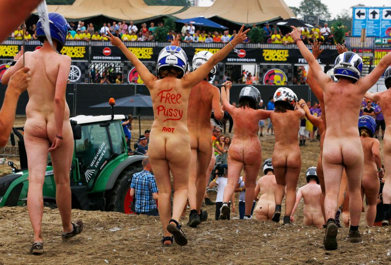 Фото голых блондинок pussy Riot