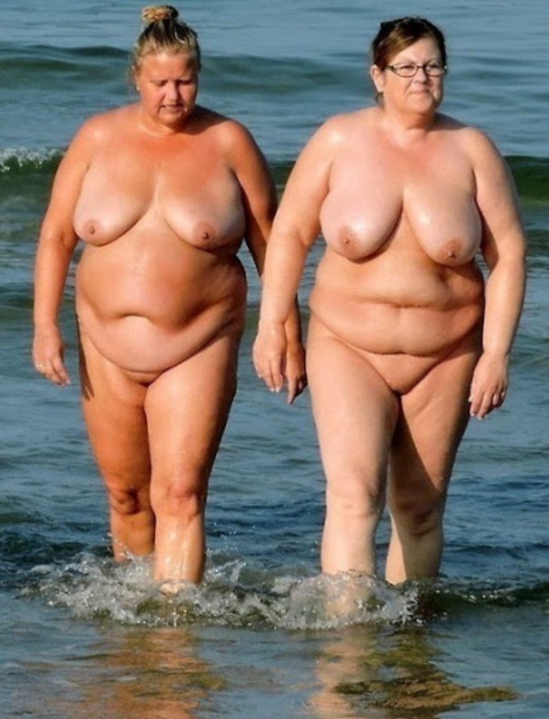 Голые пожилые женщины моются
