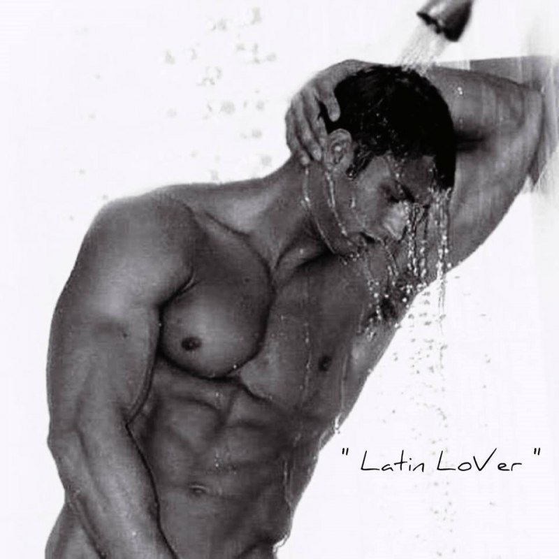 Парни моются в душевой