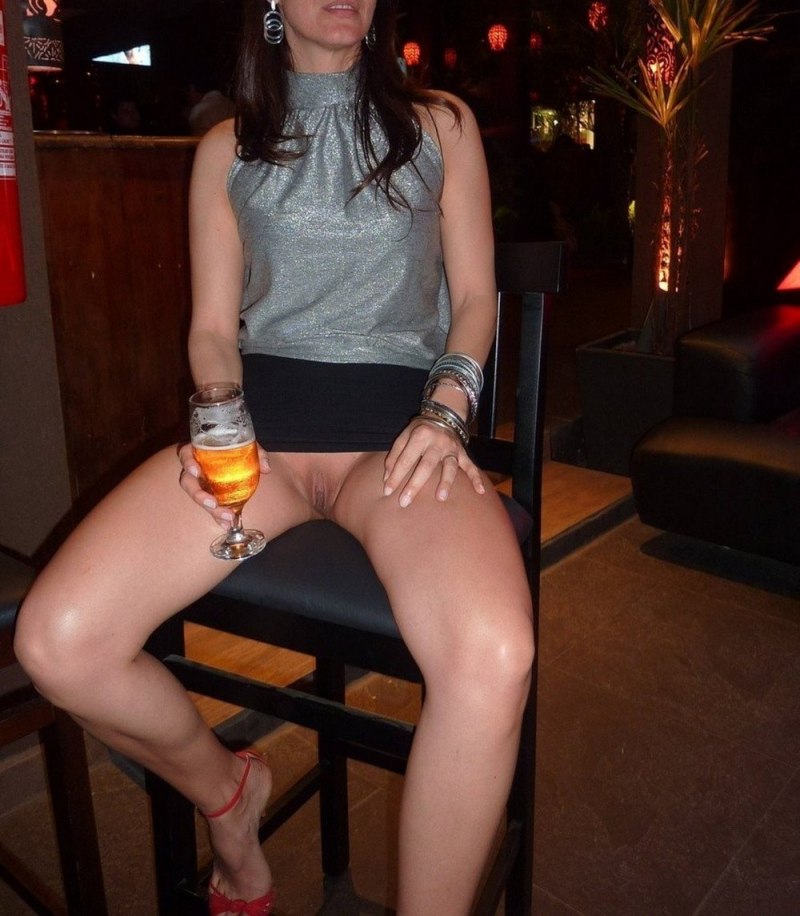 Девушка без трусиков в кафе