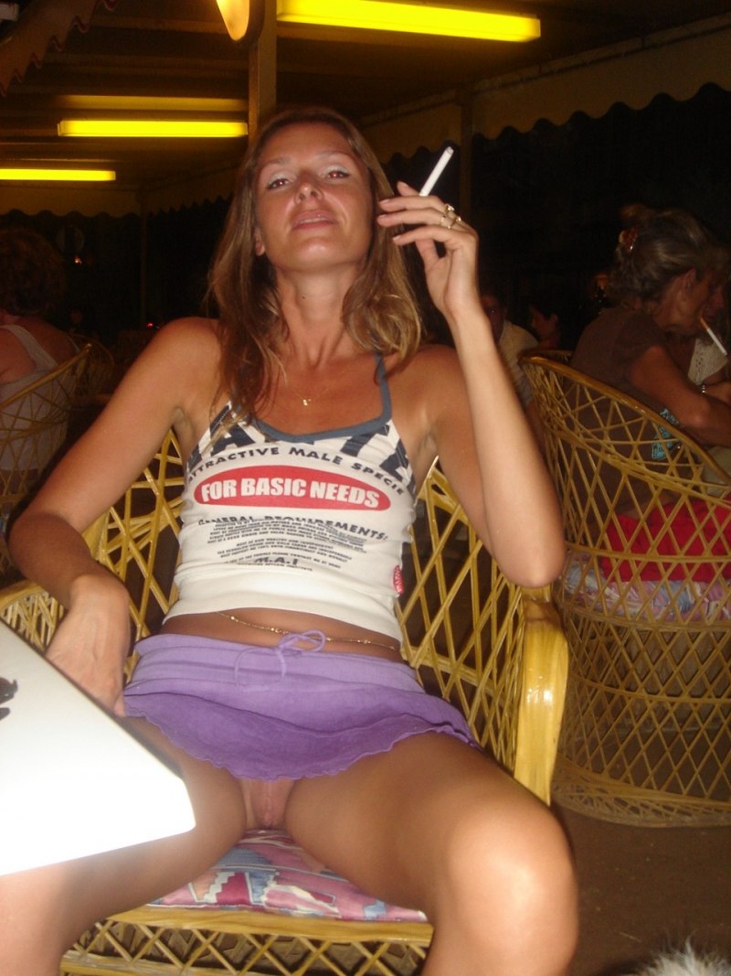 Девушка без трусиков в кафе