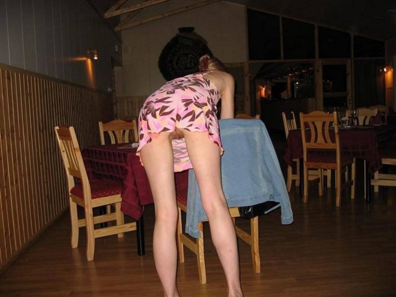 Девушки без трусов в кафе
