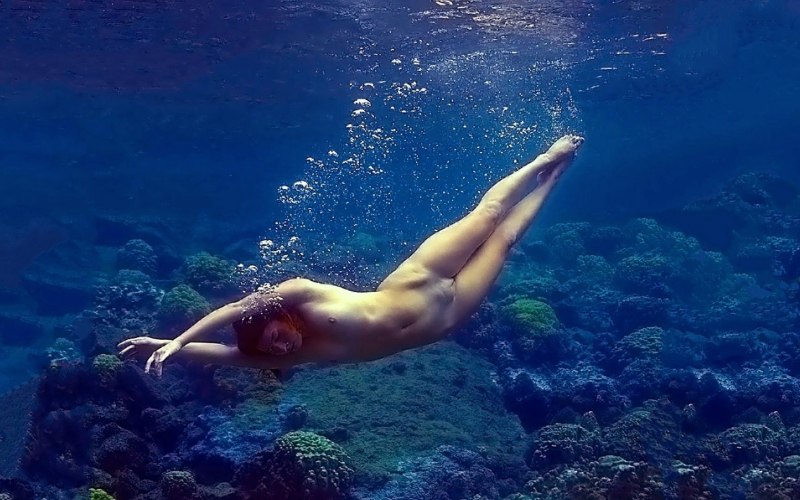 Плавать нагишом