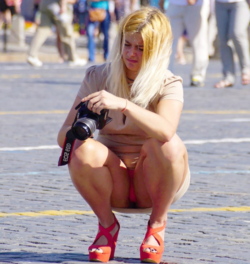 На корточках в чулках без трусиков