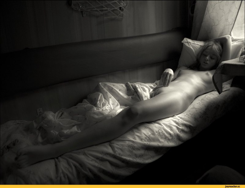 Жена блондинка спит голой