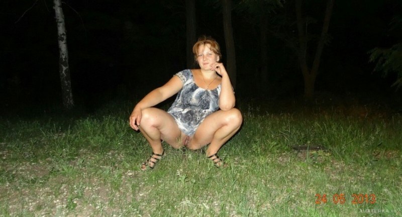 Взрослые женщины на природе без трусов