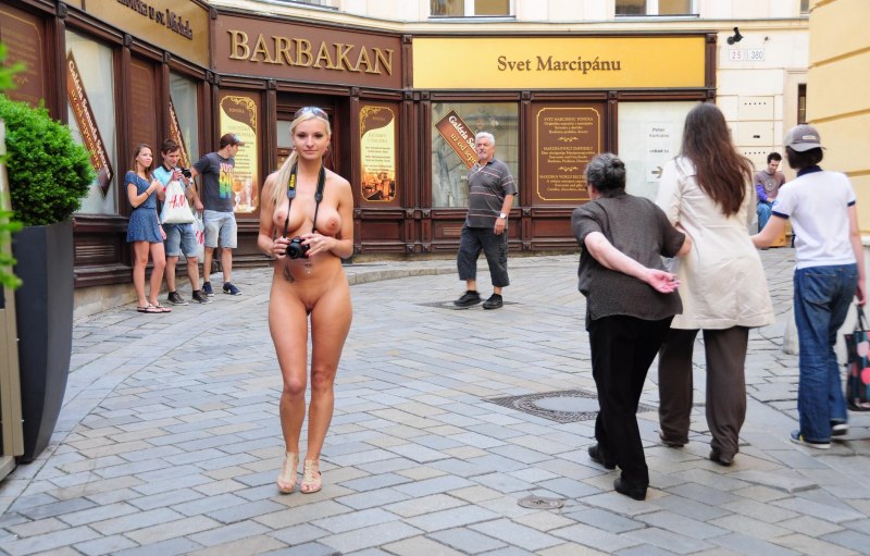 Голые в общественных местах