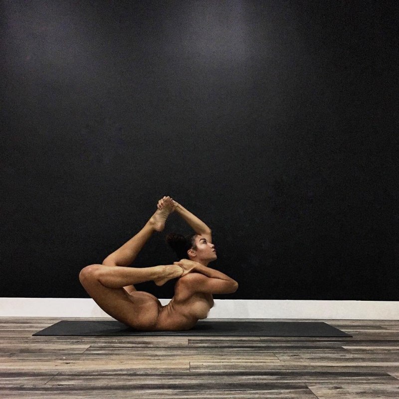 Йога обнаженка красиво