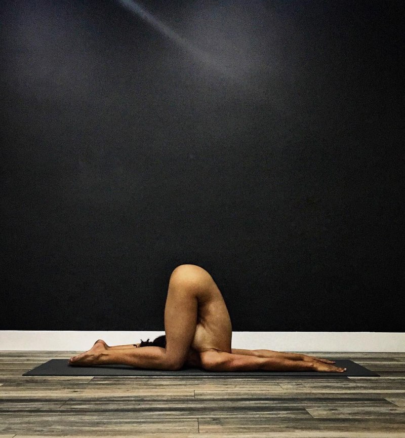 Занятие йогой в голом виде