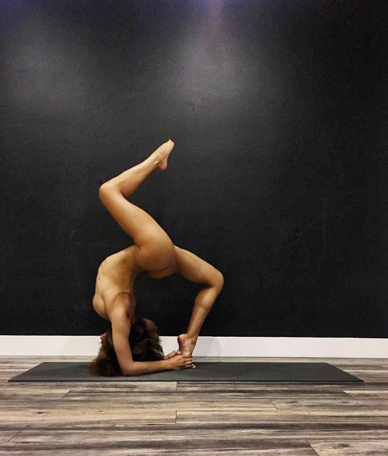 Занятие йогой в голом виде