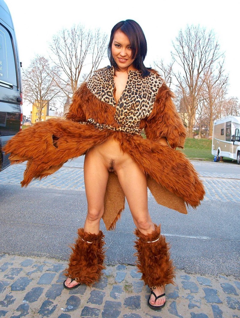 Голые бабы в зимних шубах