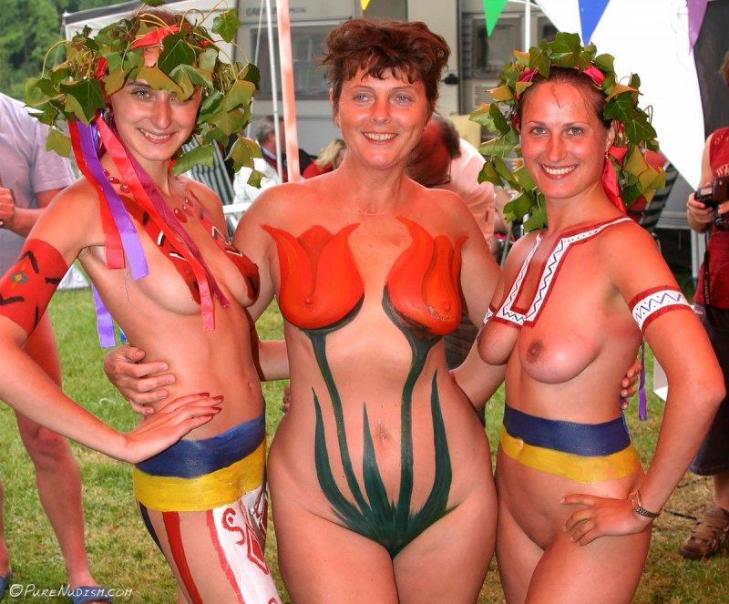 Голые нудистки на фестивалях