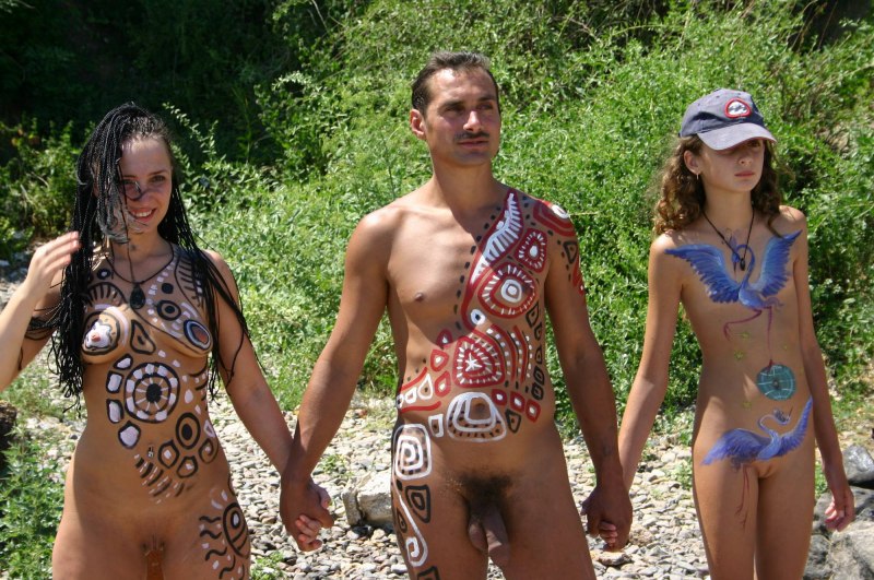 Голые бабы на пляже боди арт