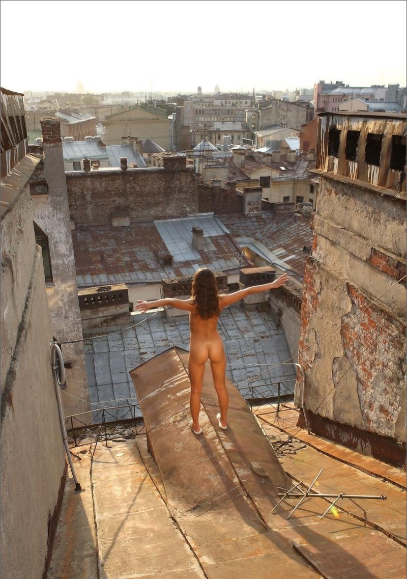 Девушки голышом на крыше