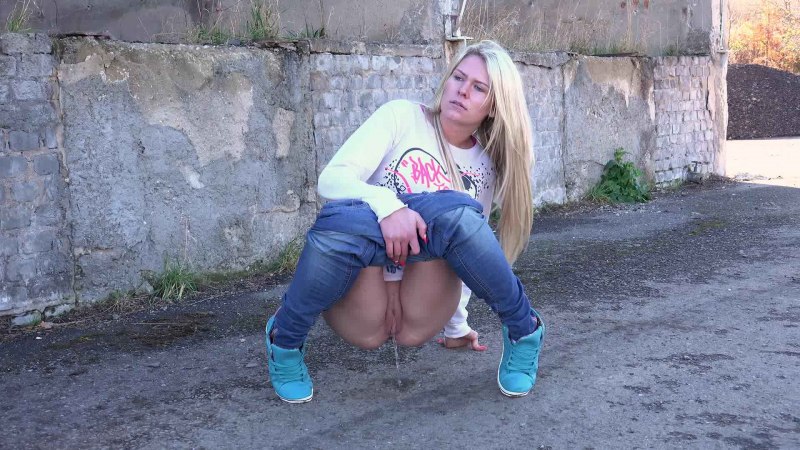 Девушка пописала на улице