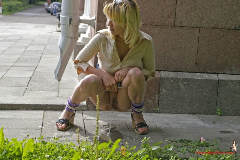 Девушки ссут на корточках без трусов