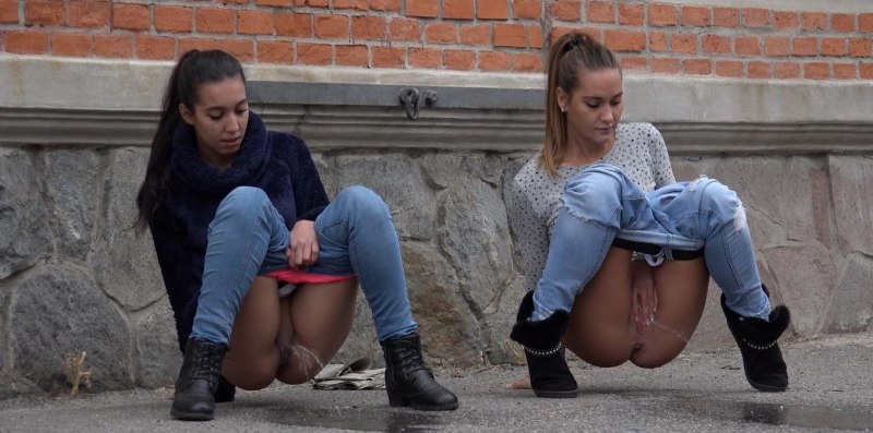 Женский писсинг крупным планом на природе