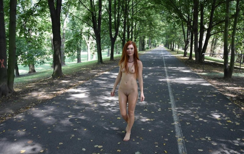 Девушка без трусиков гуляет по улице