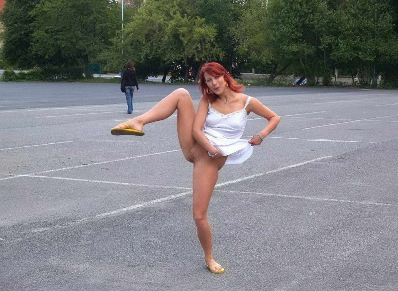 Девчонки без трусиков на улице