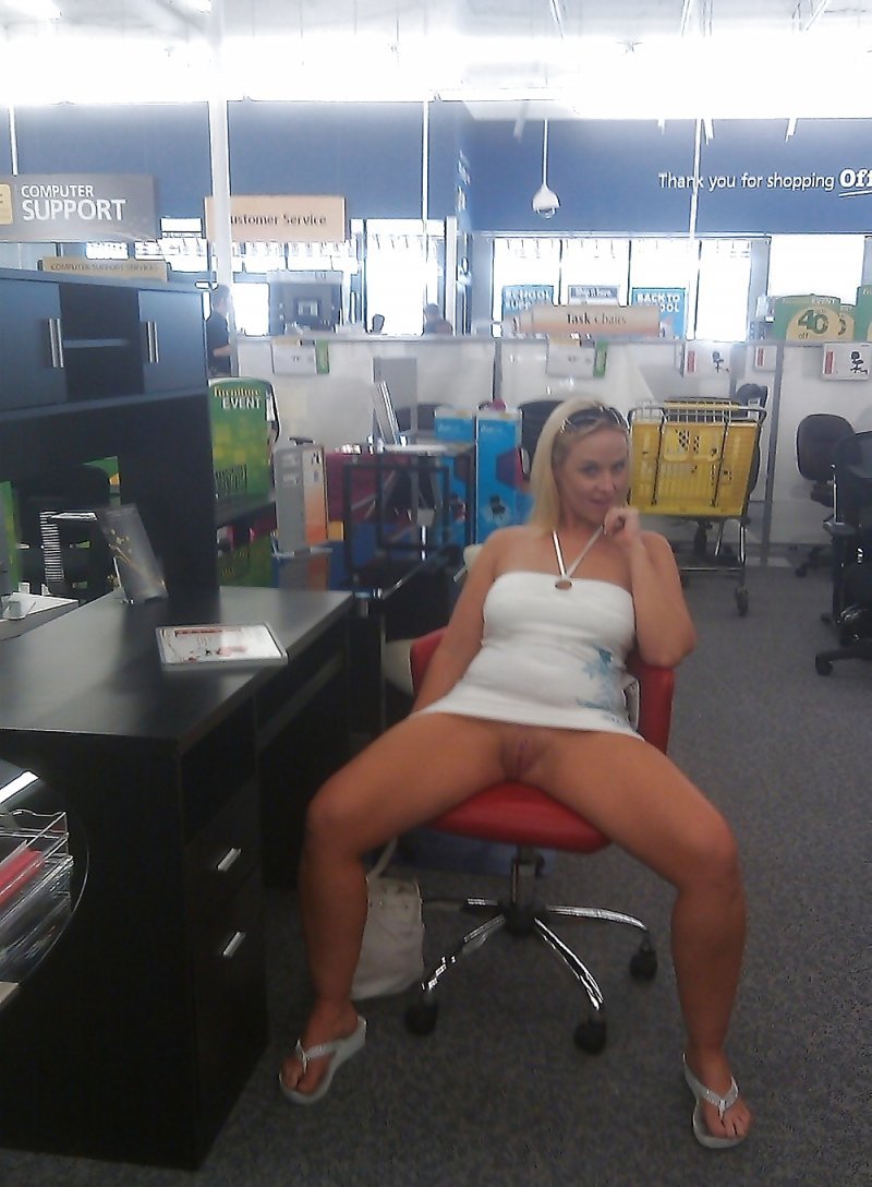 Жена без трусиков в офисе
