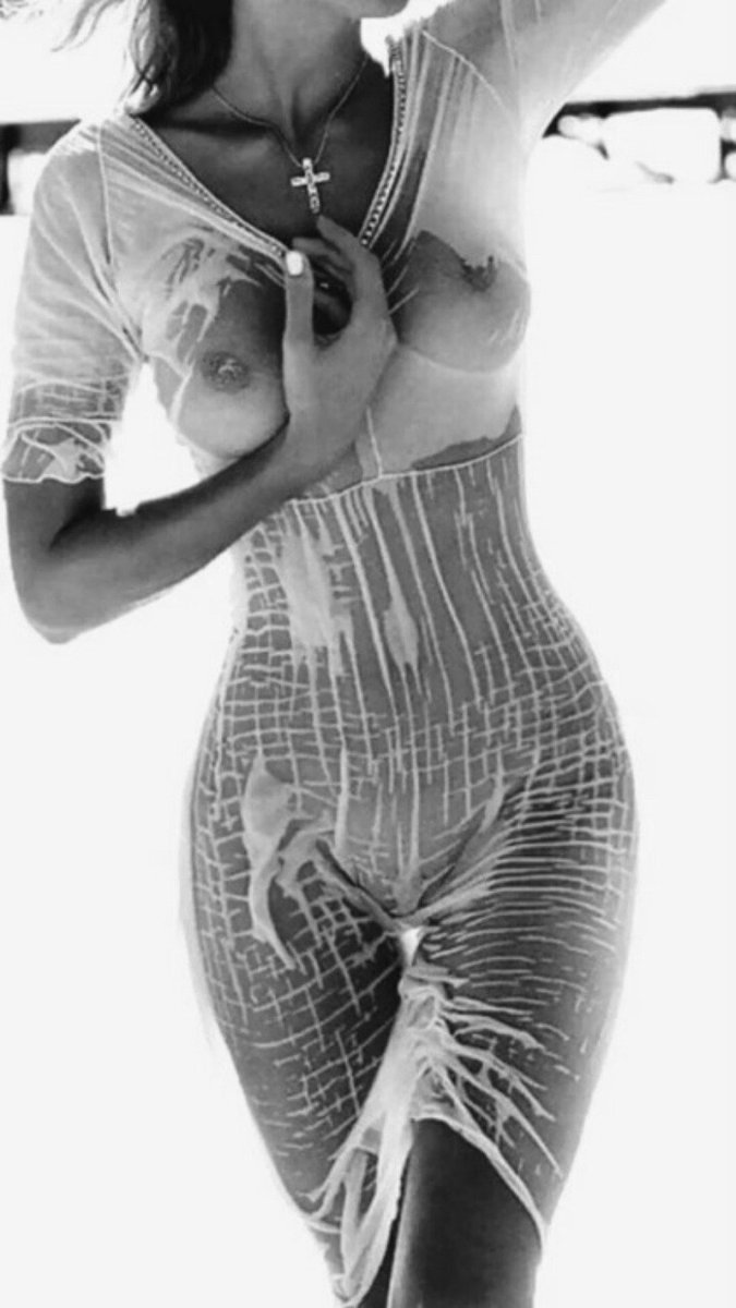 Прозрачное платье на голое тело