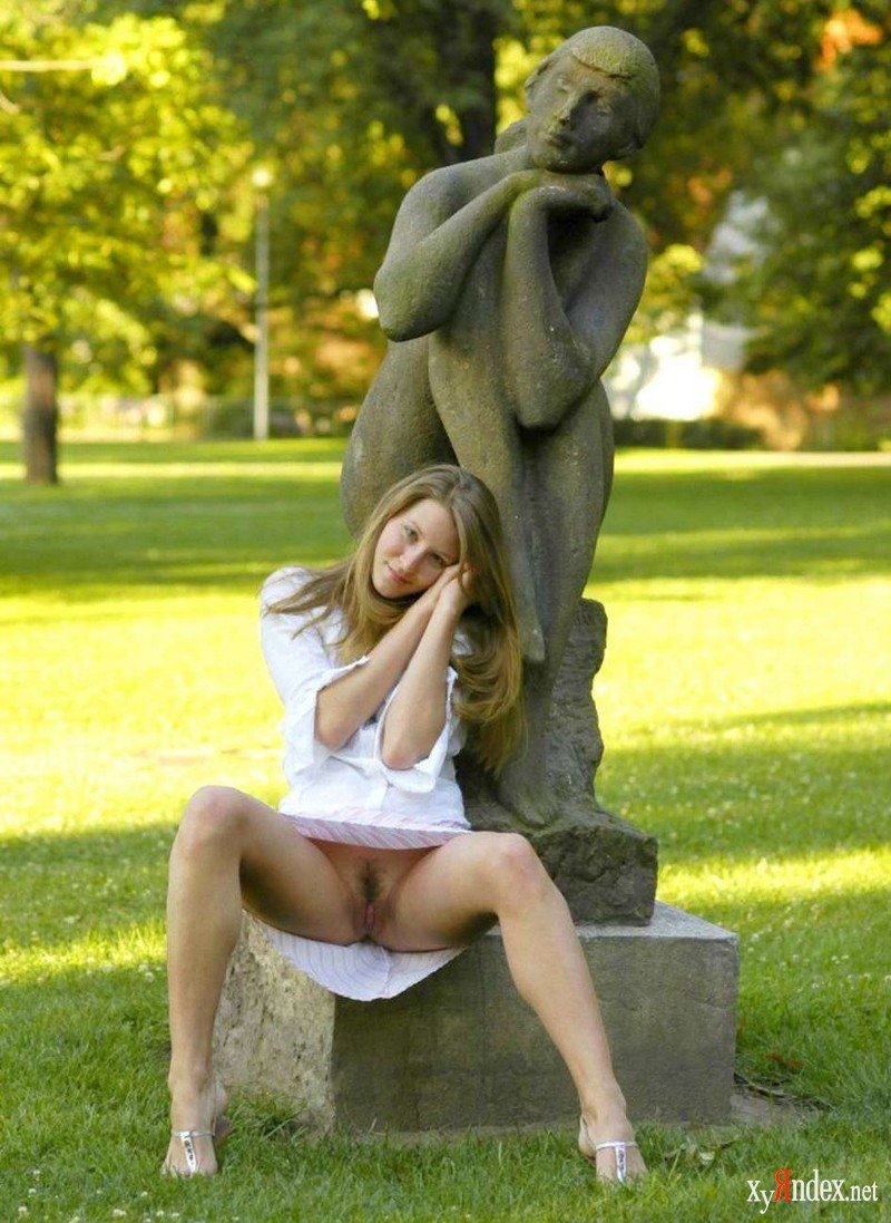 Девушки в юбках без трусов