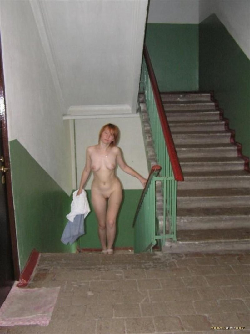 Голые девчонки в подъезде