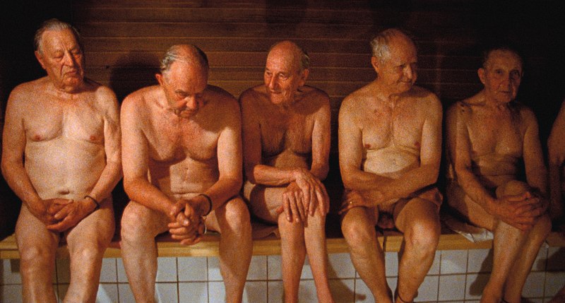 Голый дед в общественной бане