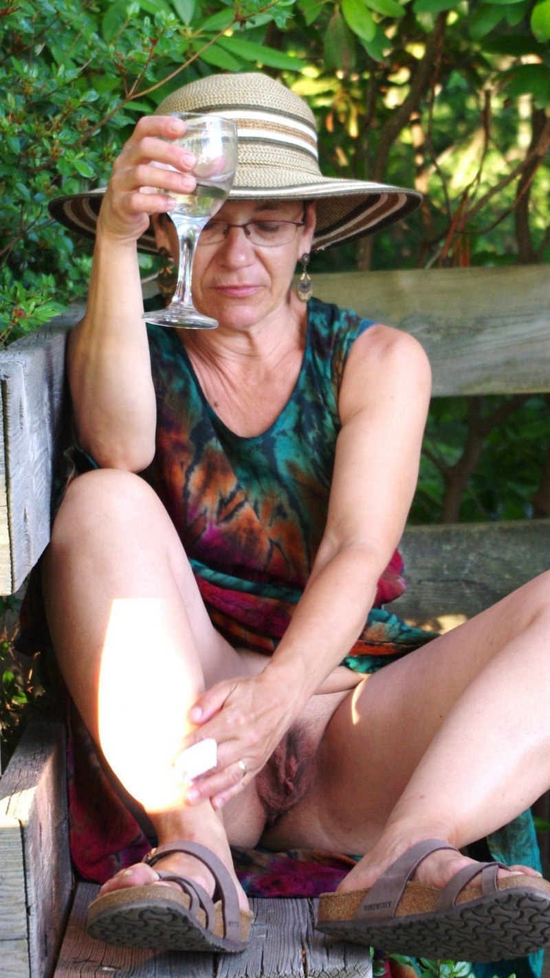 Старые женщины без трусиков