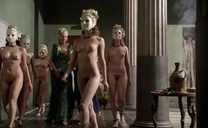 Девушки раздеваются на сцене