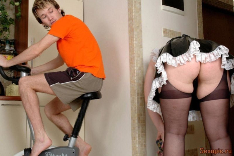 Зрелая уборщица без трусов