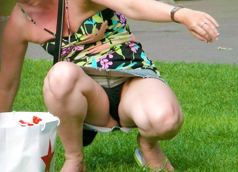 Под юбкой без трусов на даче