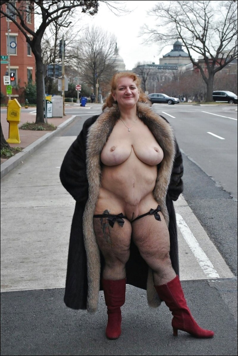 Голые пышные женщины на улице