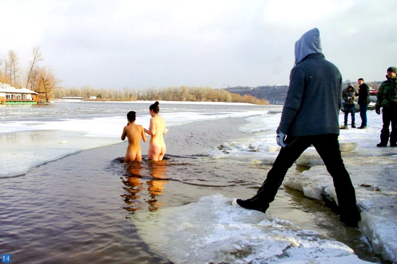 Бабы в проруби