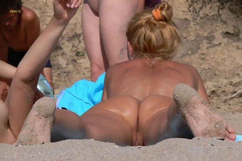 Голые зрелые на пляже подсмотренное
