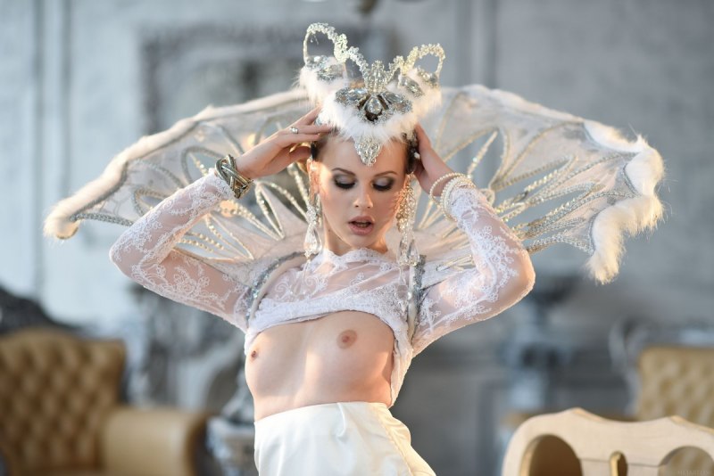 Голая в роскошном особняке