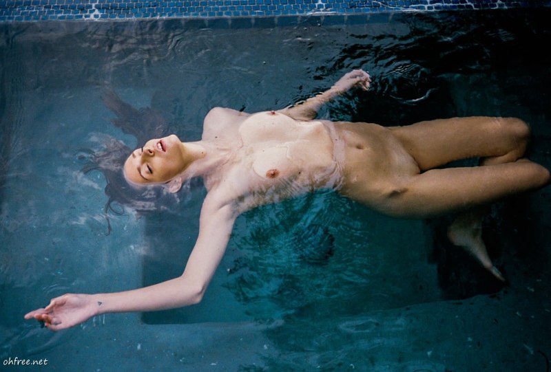 Телки голышом в бассейне