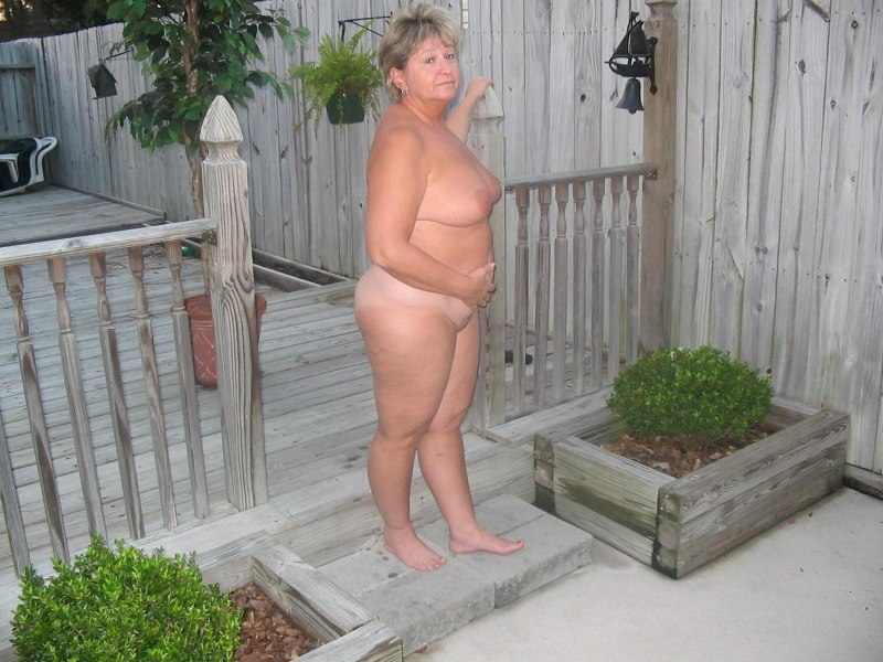 Бабушка разделась на даче